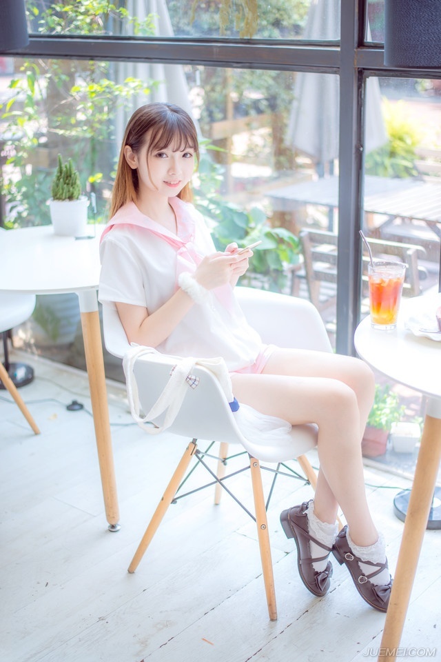 “二哥。”就在此时，门外进来一名风尘仆仆的汉子，一身百姓打扮，若非双目间目光有些慑人，乍一看去，与普通百姓无异，见到诸葛亮，躬身一拜。